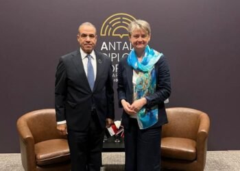 وزير الخارجية يبحث مع نظيرته البريطانية تعزيز التعاون الثنائي