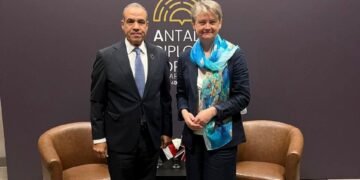 وزير الخارجية يبحث مع نظيرته البريطانية تعزيز التعاون الثنائي