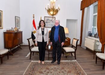 وزيرة الثقافة تجتمع بحسين فهمي لمتابعة تحضيرات الدورة الـ 47 لمهرجان القاهرة السينمائي