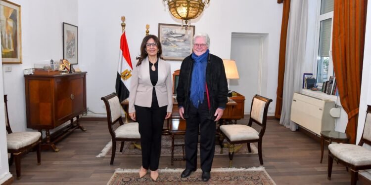 وزيرة الثقافة تجتمع بحسين فهمي لمتابعة تحضيرات الدورة الـ 47 لمهرجان القاهرة السينمائي