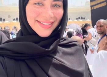 يارا السكري تؤدي مناسك العمرة بعد نجاحها في «علي كلاي»