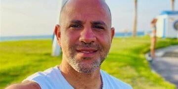 عزيز الشافعي يرد على الانتقادات بطريقة غير مباشرة بعد نجاح "بحرية" لشيرين وحماقي