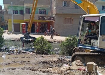 محافظ الجيزة يتابع أعمال تطهير الترع والمصارف ورفع المخلفات