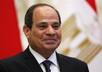 الرئيس السيسي يستعرض حرس الشرف في مستهل زيارته لأوغندا