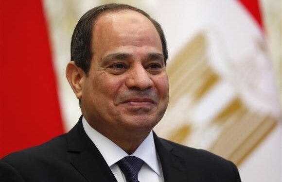 الرئيس السيسي يستعرض حرس الشرف في مستهل زيارته لأوغندا