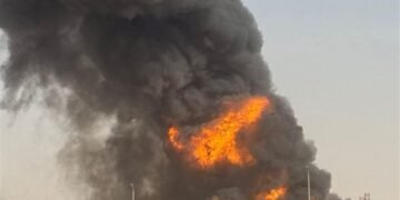 إصابة 6 أشخاص باختناق في حريق هائل داخل مصنع بويات بالعاشر من رمضان