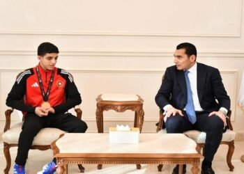 وزير الرياضة يستقبل عبد الله حسونة بعد إنجازه في المصارعة