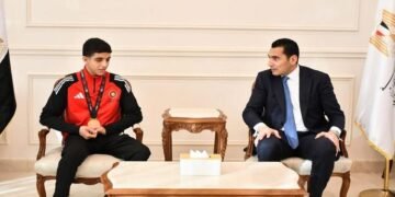 وزير الرياضة يستقبل عبد الله حسونة بعد إنجازه في المصارعة
