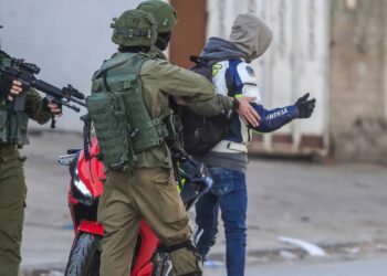 قوات الاحتلال تعتقل فلسطنيين خلال مداهمة بالضفة الغربية