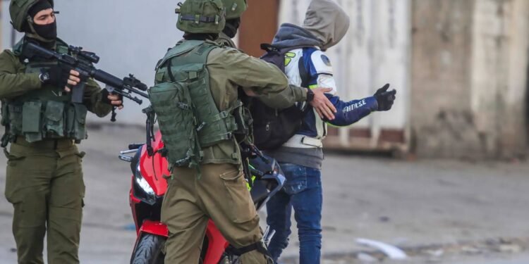 قوات الاحتلال تعتقل فلسطنيين خلال مداهمة بالضفة الغربية