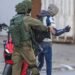 قوات الاحتلال تعتقل فلسطنيين خلال مداهمة بالضفة الغربية