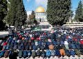 عشرات الآلاف يؤدون صلاة الجمعة في المسجد الأقصى وسط تشديدات إسرائيلية مكثفة
