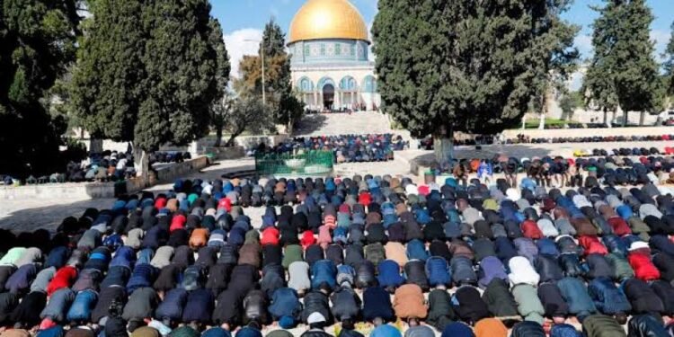 عشرات الآلاف يؤدون صلاة الجمعة في المسجد الأقصى وسط تشديدات إسرائيلية مكثفة