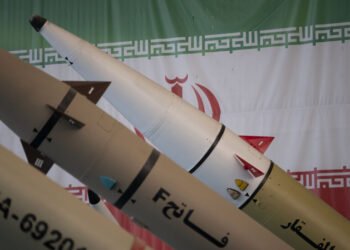 تحذيرات إسرائيلية من هجوم إيراني مفاجئ بالصواريخ والمسيّرات