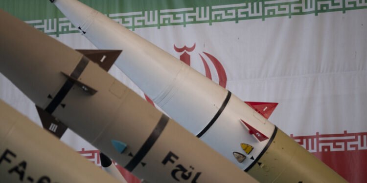 تحذيرات إسرائيلية من هجوم إيراني مفاجئ بالصواريخ والمسيّرات