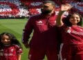 مدرجات أنفيلد تتزين بصور محمد صلاح في ليلة وداع تاريخية.. وعائلة الملك في الملعب