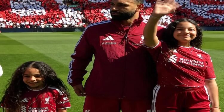 مدرجات أنفيلد تتزين بصور محمد صلاح في ليلة وداع تاريخية.. وعائلة الملك في الملعب