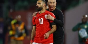 قرار مفاجئ من حسام حسن بشأن محمد صلاح قبل مواجهة روسيا الليلة