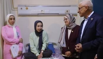 محافظ شمال سيناء يزور مستشفى العريش ويهنئ المصابين الفلسطينيين بعيد الأضحى