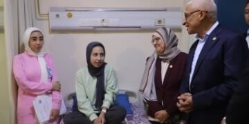 محافظ شمال سيناء يزور مستشفى العريش ويهنئ المصابين الفلسطينيين بعيد الأضحى