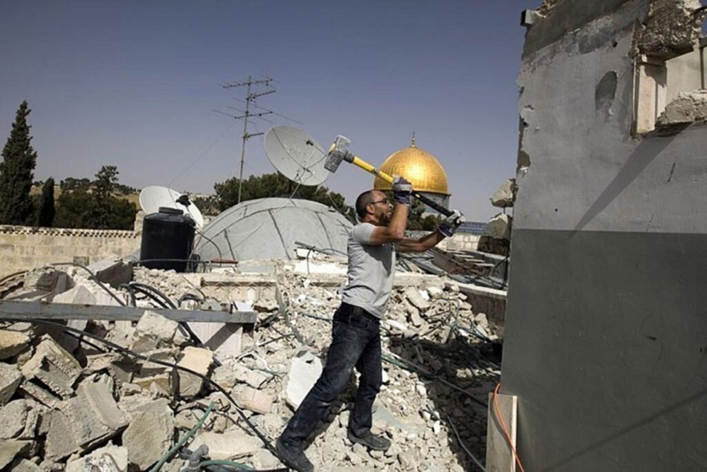 الاحتلال يجبر مواطنة فلسطينية على هدم منزلها بالقدس