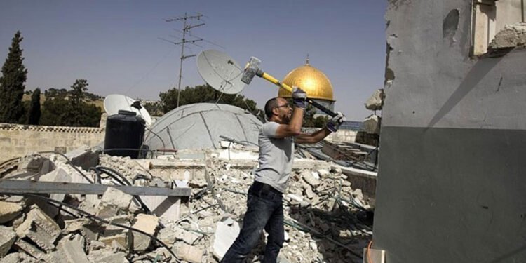 الاحتلال يجبر مواطنة فلسطينية على هدم منزلها بالقدس