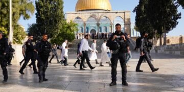 تصعيد جديد.. مئات المستوطنين يقتحمون المسجد الأقصى بحماية الاحتلال