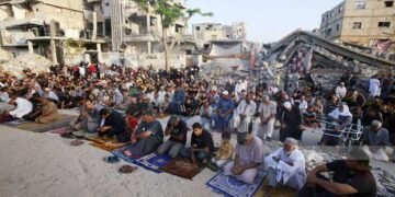 فلسطينيون يؤدون صلاة عيد الأضحى على أنقاض المساجد المدمرة فى قطاع غزة