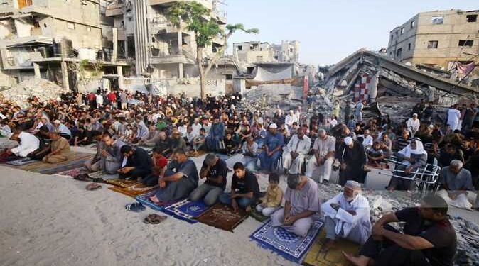 فلسطينيون يؤدون صلاة عيد الأضحى على أنقاض المساجد المدمرة فى قطاع غزة