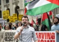 محكمة أمريكية تمهّد لترحيل ناشط مؤيد لفلسطين.. اعرف التفاصيل