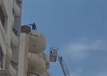الحماية المدنية تنجح في إنقاذ مهتز نفسيًا بعد جلوسه أعلى الطابق الـ13 بالإسكندرية