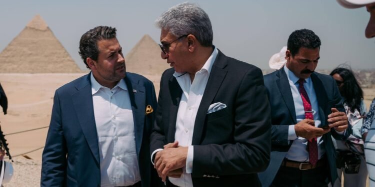 قيادات سياحية عالمية تزور أهرامات الجيزة والمتحف الكبير برفقة وزير السياحة والآثار