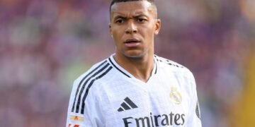مبابي على دكة بدلاء ريال مدريد في كلاسيكو برشلونة رغم تعافيه الجزئي
