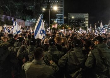 آلاف الإسرائيليين يتظاهرون في تل أبيب ضد حكومة نتنياهو ويطالبون بانتخابات مبكرة