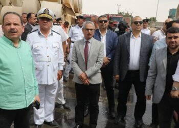 محافظ بني سويف يتابع ميدانيًا حريق مصنع ورق ببياض العرب