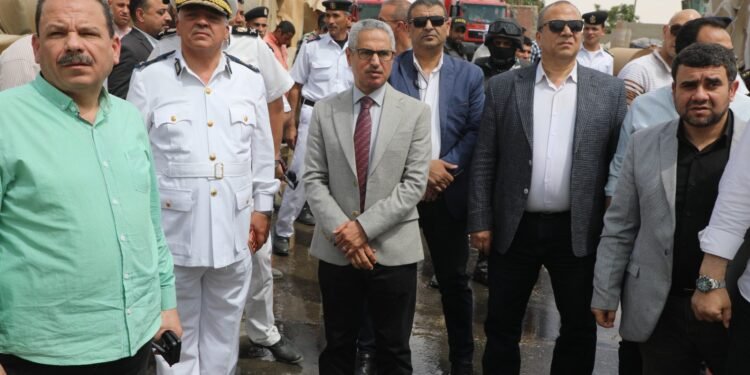 محافظ بني سويف يتابع ميدانيًا حريق مصنع ورق ببياض العرب