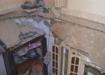صادر له قرار ترميم.. إصابة 11 شخصًا إثر انهيار سقف حجرة بعقار في محرم بك بالإسكندرية