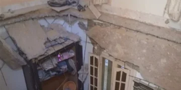 صادر له قرار ترميم.. إصابة 11 شخصًا إثر انهيار سقف حجرة بعقار في محرم بك بالإسكندرية