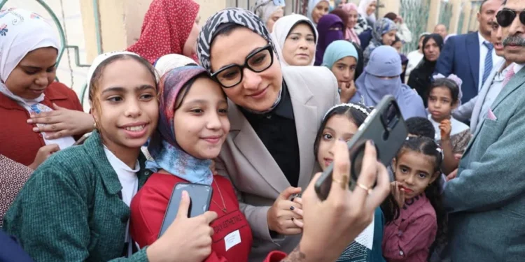 محافظ الوادي الجديد تشارك المواطنين احتفالات عيد الأضحى