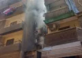 محافظ القاهرة يوقف جولته ويتابع إخماد حريق بالدرب الأحمر حتى السيطرة عليه