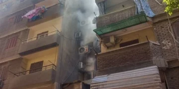 محافظ القاهرة يوقف جولته ويتابع إخماد حريق بالدرب الأحمر حتى السيطرة عليه