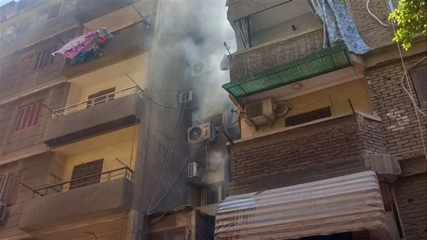 محافظ القاهرة يوقف جولته ويتابع إخماد حريق بالدرب الأحمر حتى السيطرة عليه