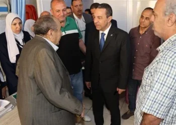 محافظ المنوفية يفاجئ مستشفى منوف العام ويحيل 7 عاملين للتحقيق