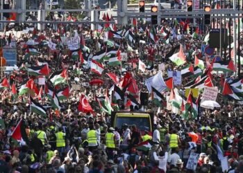 عشرات الآلاف يتظاهرون في شوارع لندن ضمن الاحتجاجات المؤيدة لفلسطين