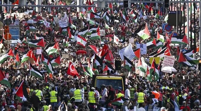 عشرات الآلاف يتظاهرون في شوارع لندن ضمن الاحتجاجات المؤيدة لفلسطين