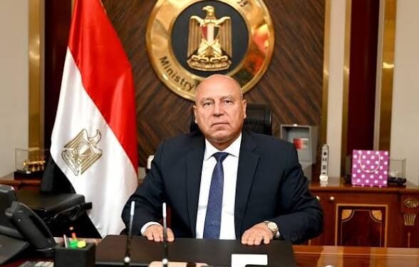 امشي من قدامي.. كامل الوزير يعنف مهندس بسبب ارتباكه أثناء شرح أحد المشروعات