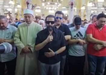 أحمد حلمي يؤم المصلين في جنازة والدته ببنها.. ويستقبل العزاء بمقابر العائلة