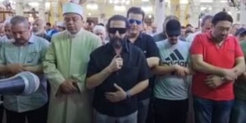 أحمد حلمي يؤم المصلين في جنازة والدته ببنها.. ويستقبل العزاء بمقابر العائلة