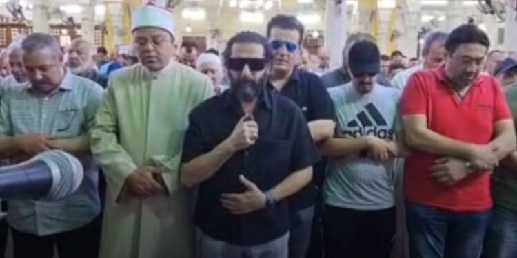 أحمد حلمي يؤم المصلين في جنازة والدته ببنها.. ويستقبل العزاء بمقابر العائلة