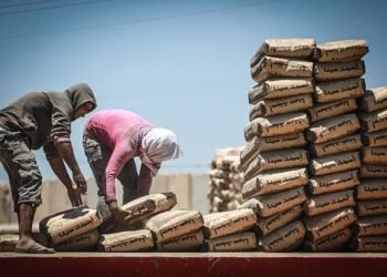 هدوء في سوق مواد البناء والأسمنت يسجل 4200 جنيه للمستهلك